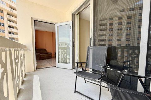 Condo in Hallandale Beach, Florida, 1 bedroom  № 1928649 - photo 4