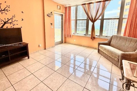 Condo in Hallandale Beach, Florida, 1 bedroom  № 1928649 - photo 9