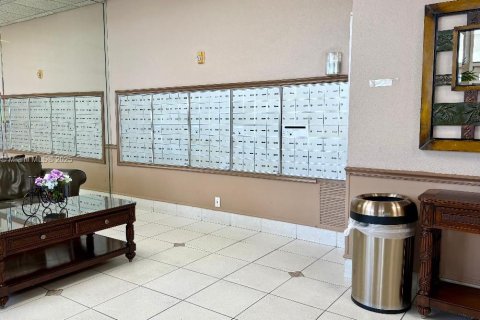 Condo in Hallandale Beach, Florida, 1 bedroom  № 1928649 - photo 30