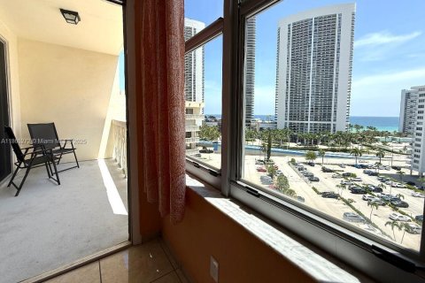 Condo in Hallandale Beach, Florida, 1 bedroom  № 1928649 - photo 6