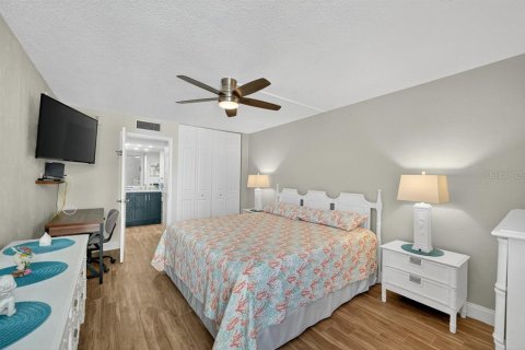 Condo in Daytona Beach Shores, Florida, 2 bedrooms № 2236255 - photo 17