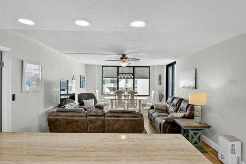 Condo in Daytona Beach Shores, Florida, 2 bedrooms № 2236255 - photo 10
