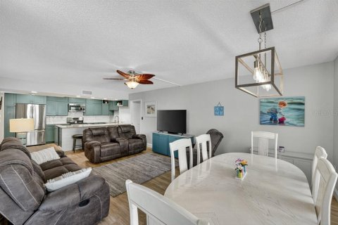 Condo in Daytona Beach Shores, Florida, 2 bedrooms № 2236255 - photo 9