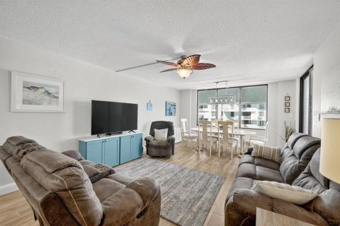Condo in Daytona Beach Shores, Florida, 2 bedrooms № 2236255 - photo 6