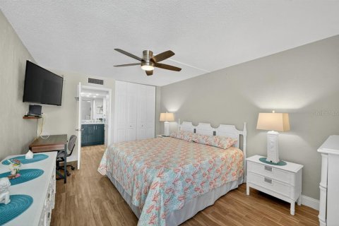 Condo in Daytona Beach Shores, Florida, 2 bedrooms № 2236255 - photo 14