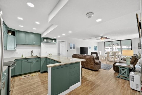 Condo in Daytona Beach Shores, Florida, 2 bedrooms № 2236255 - photo 3