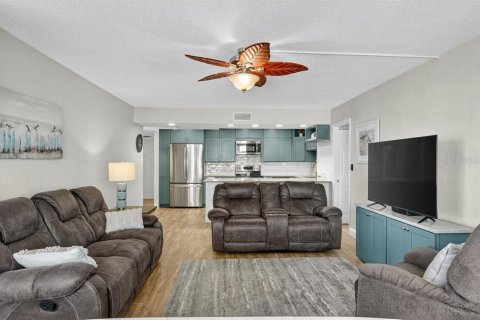 Condo in Daytona Beach Shores, Florida, 2 bedrooms № 2236255 - photo 8
