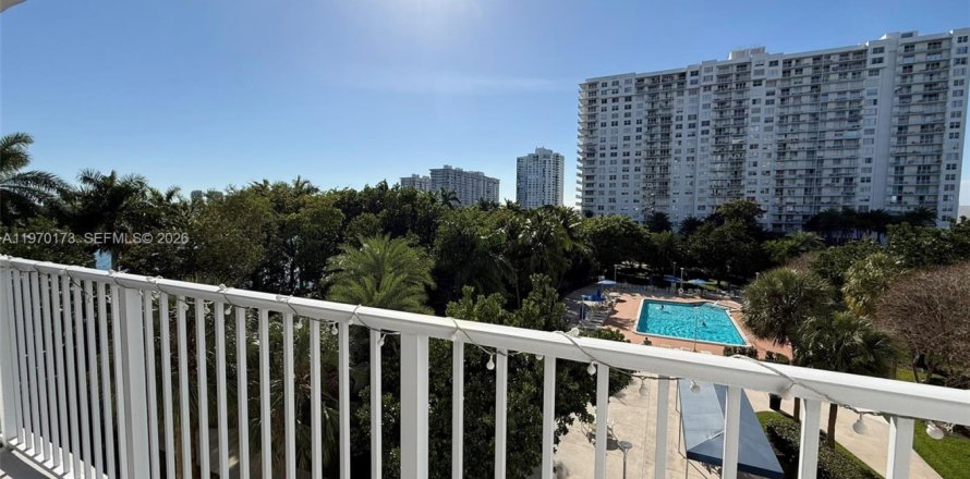 Condominio en Aventura, Florida, 2 dormitorios  № 2031429