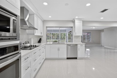 House in Plantation, Florida 4 bedrooms, 236.34 sq.m. № 2009522 - photo 18