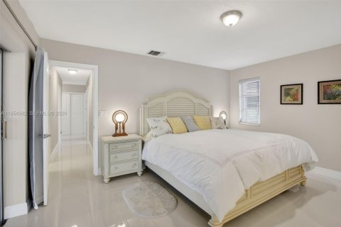 House in Plantation, Florida 4 bedrooms, 236.34 sq.m. № 2009522 - photo 23