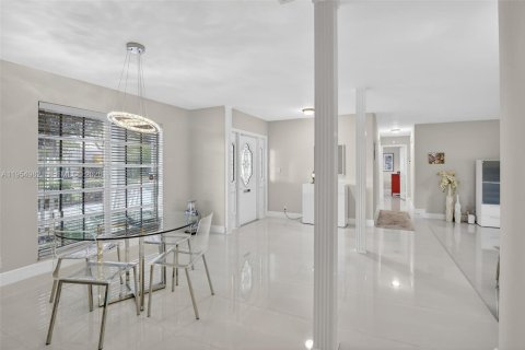 House in Plantation, Florida 4 bedrooms, 236.34 sq.m. № 2009522 - photo 14