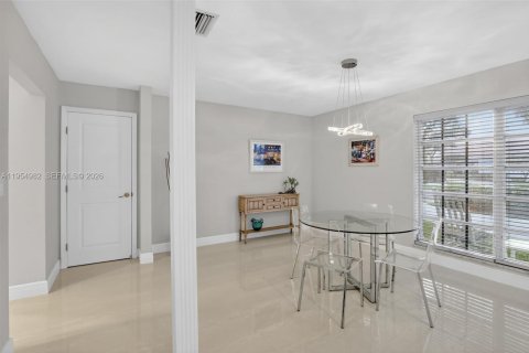 House in Plantation, Florida 4 bedrooms, 236.34 sq.m. № 2009522 - photo 15