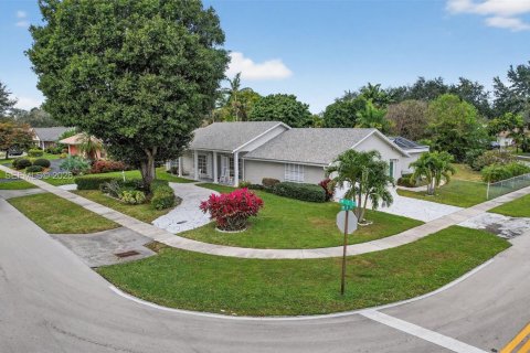 House in Plantation, Florida 4 bedrooms, 236.34 sq.m. № 2009522