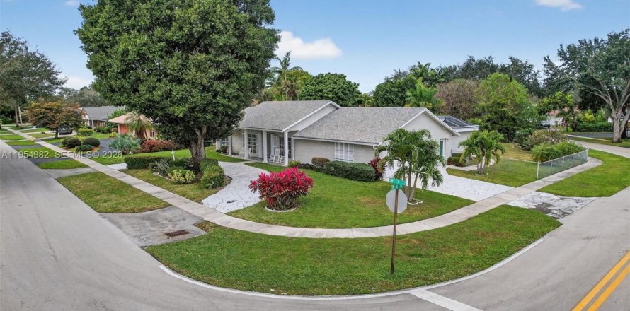 House in Plantation, Florida 4 bedrooms, 236.34 sq.m. № 2009522