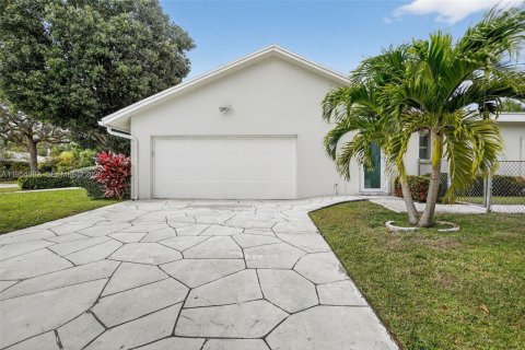House in Plantation, Florida 4 bedrooms, 236.34 sq.m. № 2009522 - photo 7