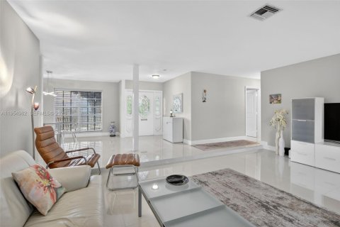 House in Plantation, Florida 4 bedrooms, 236.34 sq.m. № 2009522 - photo 10