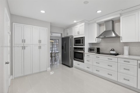 House in Plantation, Florida 4 bedrooms, 236.34 sq.m. № 2009522 - photo 20