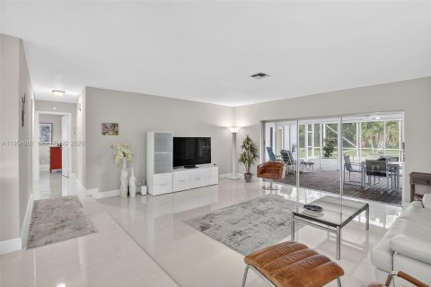 House in Plantation, Florida 4 bedrooms, 236.34 sq.m. № 2009522 - photo 13