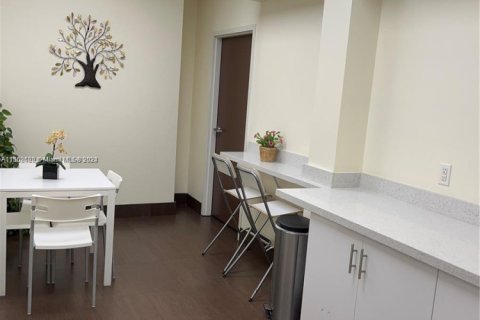 Oficina en alquiler en Miami, Florida № 1097648 - foto 1