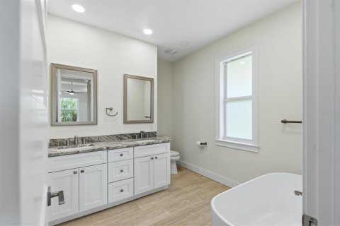 House in North Port, Florida 3 bedrooms, 178.28 sq.m. № 2215365 - photo 23