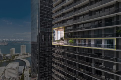 Condo in Miami, Florida, 3 bedrooms № 2243688 - photo 2