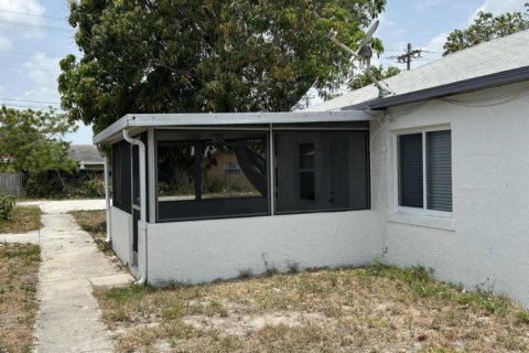 Commercial property in Lake Worth, Florida 1 bedroom, 55.74 sq.m. № 1186528 - photo 1