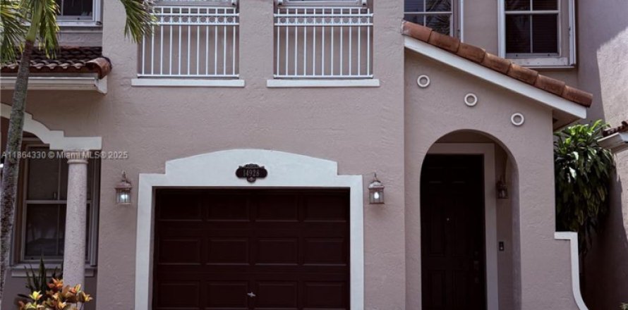 Townhouse in Miami, Florida 3 bedrooms, 168.34 sq.m. № 1892718