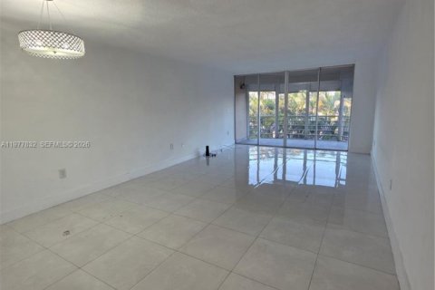 Condo in Miami, Florida, 2 bedrooms  № 2041861 - photo 6
