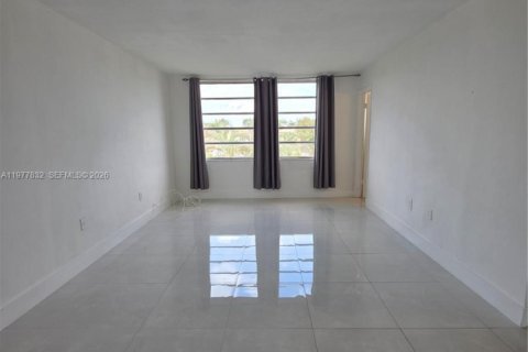Condo in Miami, Florida, 2 bedrooms  № 2041861 - photo 29