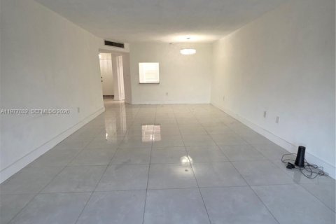 Condo in Miami, Florida, 2 bedrooms  № 2041861 - photo 5