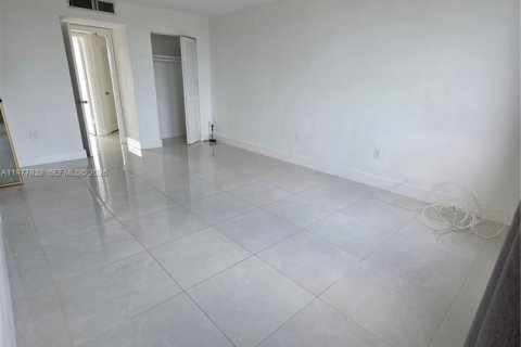 Condo in Miami, Florida, 2 bedrooms  № 2041861 - photo 21