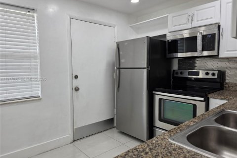 Condo in Miami, Florida, 2 bedrooms  № 2041861 - photo 16