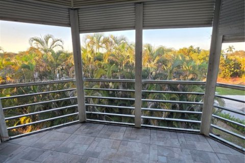 Condo in Miami, Florida, 2 bedrooms  № 2041861 - photo 11