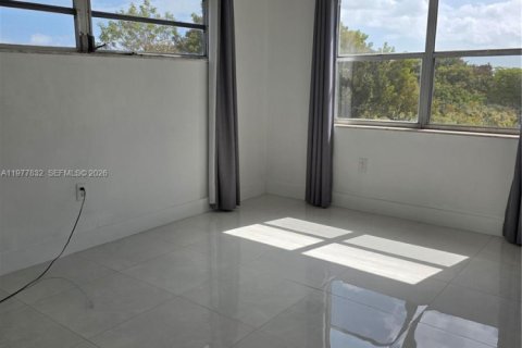 Condo in Miami, Florida, 2 bedrooms  № 2041861 - photo 26