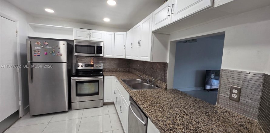 Condo in Miami, Florida, 2 bedrooms  № 2041861