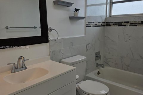 Condo in Miami, Florida, 2 bedrooms  № 2041861 - photo 25