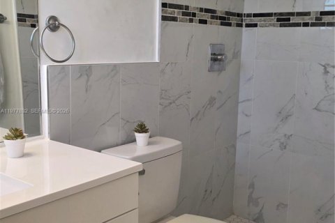 Condo in Miami, Florida, 2 bedrooms  № 2041861 - photo 3