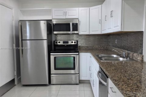 Condo in Miami, Florida, 2 bedrooms  № 2041861 - photo 17