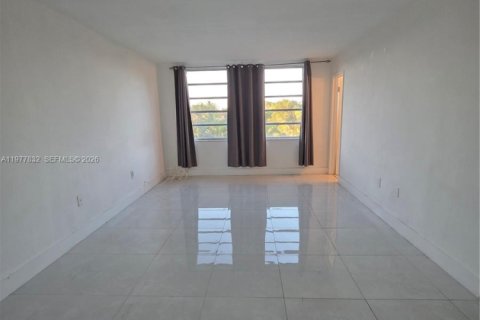 Condo in Miami, Florida, 2 bedrooms  № 2041861 - photo 8