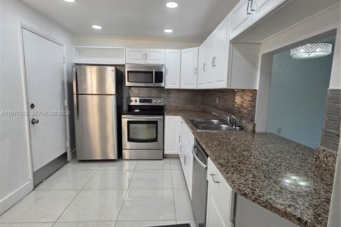 Condo in Miami, Florida, 2 bedrooms  № 2041861 - photo 7