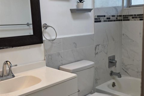 Condo in Miami, Florida, 2 bedrooms  № 2041861 - photo 4