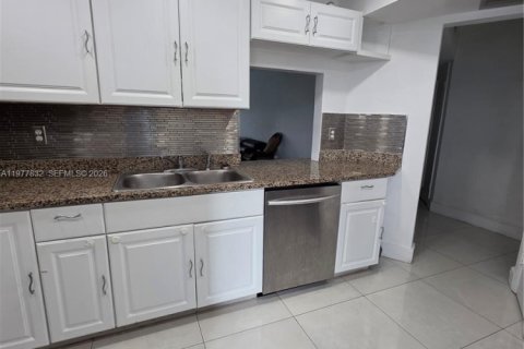 Condo in Miami, Florida, 2 bedrooms  № 2041861 - photo 9