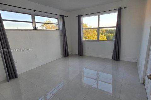 Condo in Miami, Florida, 2 bedrooms  № 2041861 - photo 10