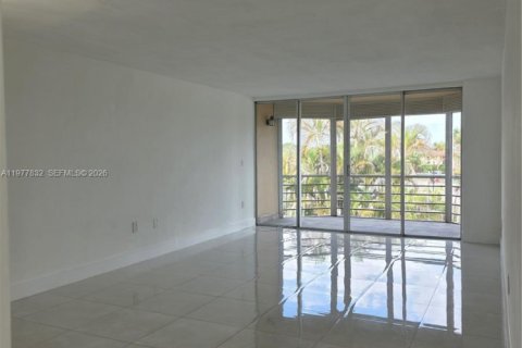 Condo in Miami, Florida, 2 bedrooms  № 2041861 - photo 18