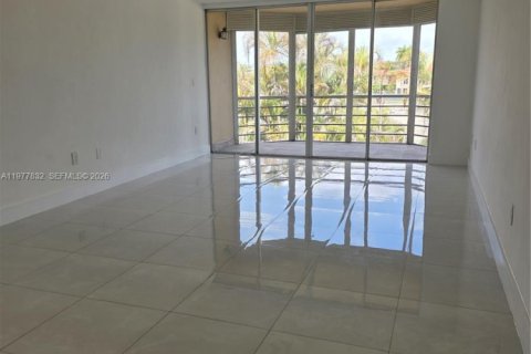 Condo in Miami, Florida, 2 bedrooms  № 2041861 - photo 19