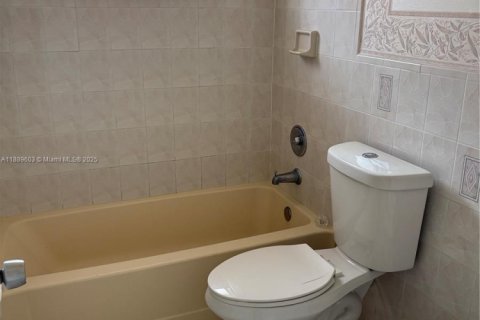 Copropriété à louer à Hialeah, Floride: 2 chambres, 89.19 m2 № 1938737 - photo 11