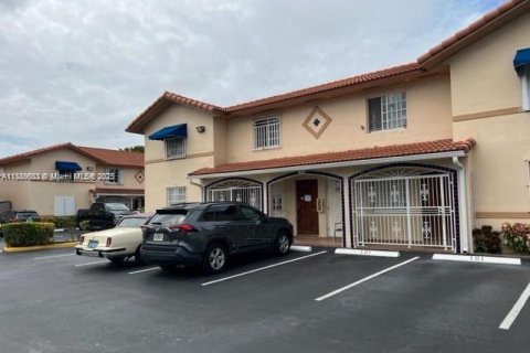 Copropriété à louer à Hialeah, Floride: 2 chambres, 89.19 m2 № 1938737 - photo 1