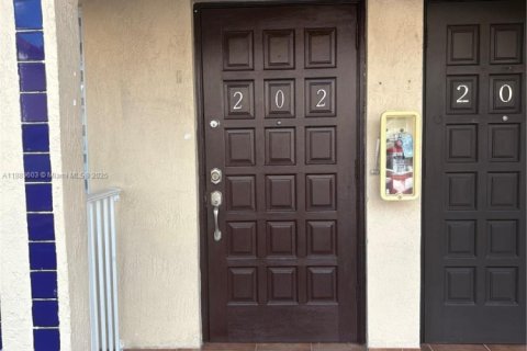 Copropriété à louer à Hialeah, Floride: 2 chambres, 89.19 m2 № 1938737 - photo 2