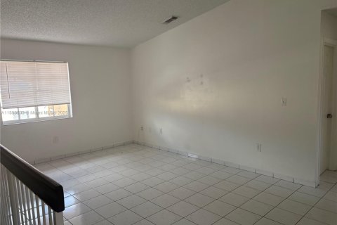 Copropriété à louer à Hialeah, Floride: 2 chambres, 89.19 m2 № 1938737 - photo 3