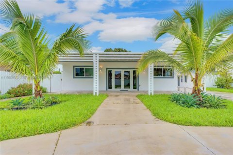 Casa en venta en Miami, Florida, 4 dormitorios, 218.51 m2 № 2153275 - foto 1